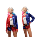 Disfraz de Harley Quinn Mujer – Chaqueta azul y roja metalizada con cremallera, camiseta con frase 'Daddy’s Lil Monster', cinturón negro con hebilla dorada y pantalón corto rojo y azul metalizado