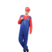 Disfraz de Mario Bros compuesto por un mono azul de una sola pieza y una gorra roja, ideal para fiestas temáticas y cosplay.