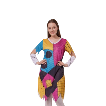 Mujer con vestido patchwork colorido estilo muñeca remendada, inspirado en personajes góticos de fantasía. Perfecto para cosplay y disfraces temáticos.