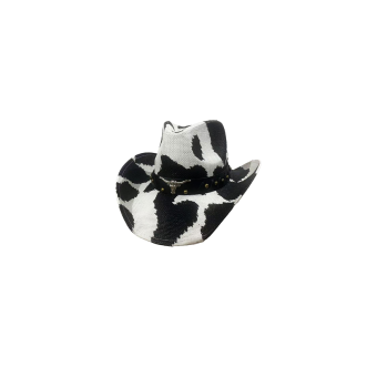 Sombrero western con estampado de vaca y cinta decorativa con hebilla metálica en forma de cabeza de toro.
