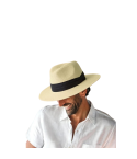 Sombrero Panamá adulto de paja trenzada con ala ancha y banda elástica ajustable.